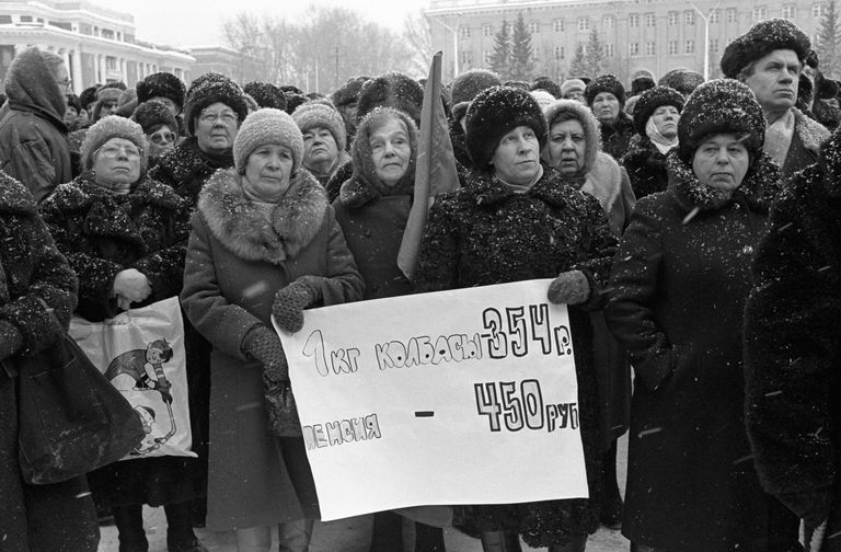 Митинг протеста против либерализации цен, февраль 1992 года Митинг протеста против либерализации цен, февраль 1992 года