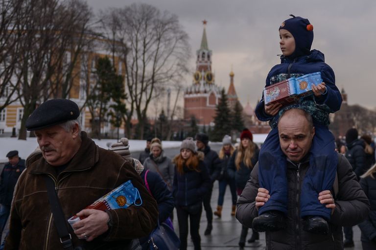 Родители с детьми окончания новогоднего представления в Государственном Кремлевском дворце в Москве Родители с детьми окончания новогоднего представления в Государственном Кремлевском дворце в Москве