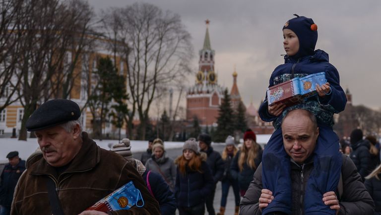 Родители с детьми окончания новогоднего представления в Государственном Кремлевском дворце в Москве
