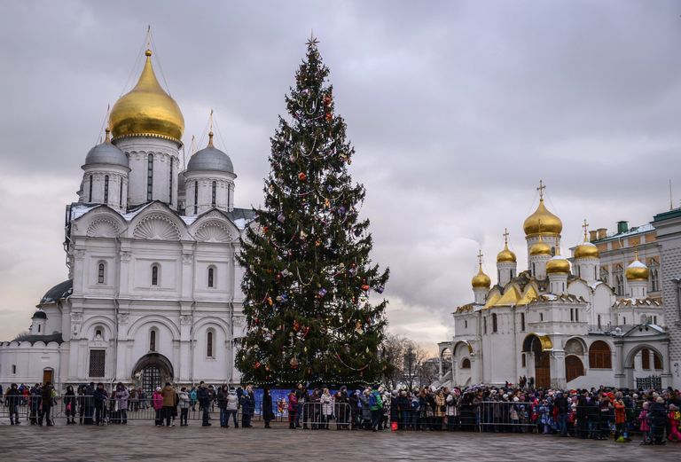 Родители с детьми в очереди на новогоднее представление в Государственном Кремлевском дворце в Москве Родители с детьми в очереди на новогоднее представление в Государственном Кремлевском дворце в Москве
