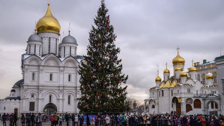 Родители с детьми в очереди на новогоднее представление в Государственном Кремлевском дворце в Москве