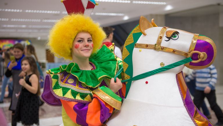 Артисты во время новогоднего представления в Государственном Кремлевском дворце в Москве