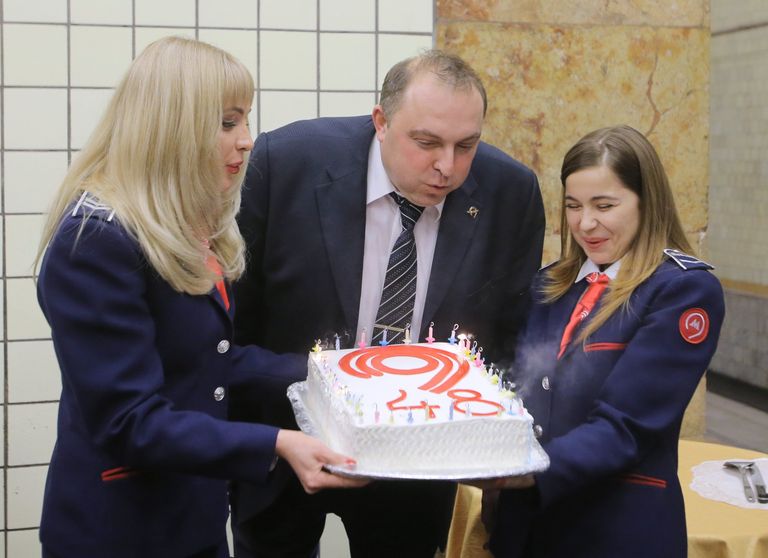 Начальник Московского метрополитена Дмитрий Пегов задувает свечи на открытии Буфета №11 на станции Арбатская Начальник Московского метрополитена Дмитрий Пегов задувает свечи на открытии Буфета №11 на станции Арбатская