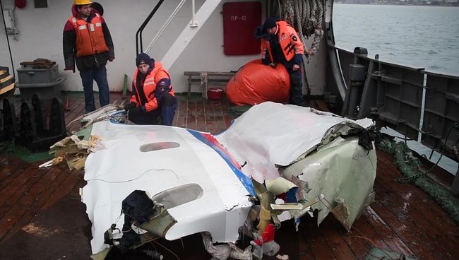 Фрагменты самолета Ту-154, потерпевшего крушение над Черным морем у берегов Сочи Фрагменты самолета Ту-154, потерпевшего крушение над Черным морем у берегов Сочи