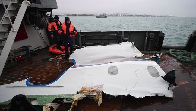 Фрагменты самолета Ту-154, потерпевшего крушение над Черным морем у берегов Сочи Фрагменты самолета Ту-154, потерпевшего крушение над Черным морем у берегов Сочи