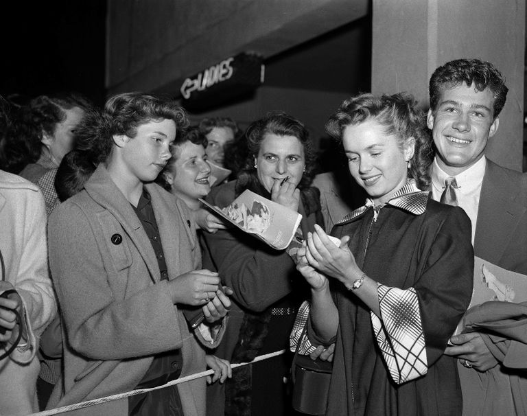 Актриса Дебби Рейнольдс раздает автографы, 7 мая 1951 Актриса Дебби Рейнольдс раздает автографы, 7 мая 1951