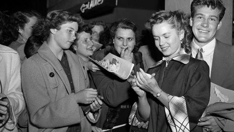 Актриса Дебби Рейнольдс раздает автографы, 7 мая 1951 Актриса Дебби Рейнольдс раздает автографы, 7 мая 1951