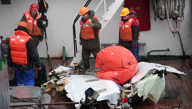 Фрагменты самолета Ту-154, потерпевшего крушение над Черным морем у берегов Сочи Фрагменты самолета Ту-154, потерпевшего крушение над Черным морем у берегов Сочи