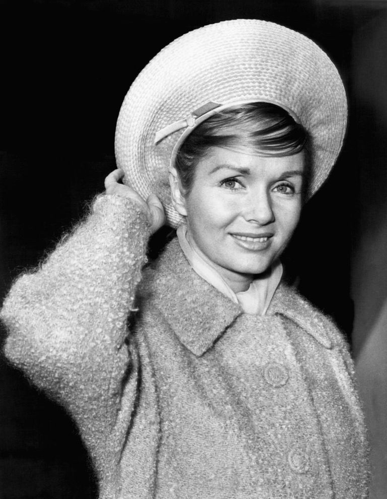 Американская актриса Дебби Рейнольдс в лондонском аэропорту, 3 мая 1963 Американская актриса Дебби Рейнольдс в лондонском аэропорту, 3 мая 1963