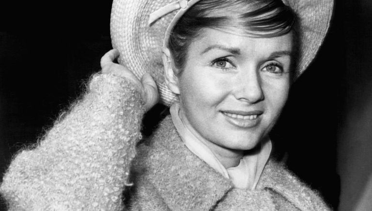 Американская актриса Дебби Рейнольдс в лондонском аэропорту, 3 мая 1963 Американская актриса Дебби Рейнольдс в лондонском аэропорту, 3 мая 1963