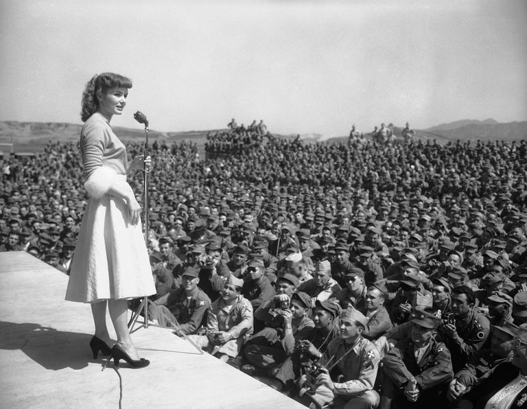 Актриса Дебби Рейнольдс в Сеуле, Южная Корея. 1955 год Актриса Дебби Рейнольдс в Сеуле, Южная Корея. 1955 год