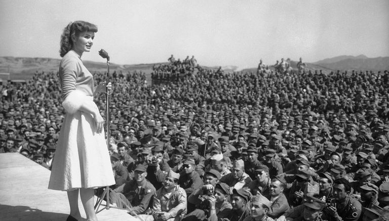 Актриса Дебби Рейнольдс в Сеуле, Южная Корея. 1955 год Актриса Дебби Рейнольдс в Сеуле, Южная Корея. 1955 год