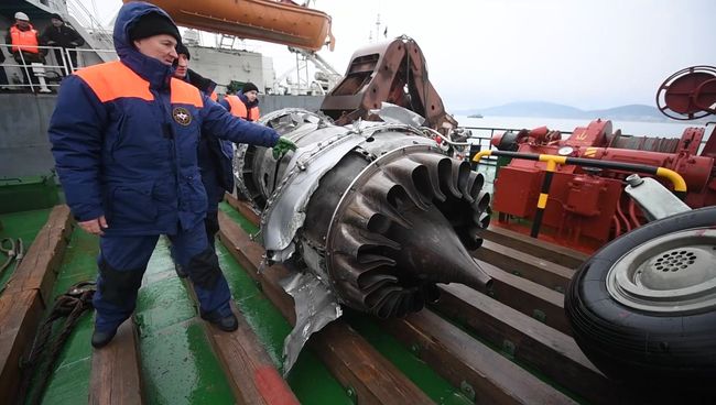 Фрагменты самолета Ту-154, потерпевшего крушение над Черным морем у берегов Сочи Фрагменты самолета Ту-154, потерпевшего крушение над Черным морем у берегов Сочи