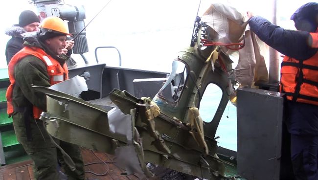 Подъём найденного фрагмента самолета Ту-154, потерпевшего крушение над Черным морем у берегов Сочи Подъём найденного фрагмента самолета Ту-154, потерпевшего крушение над Черным морем у берегов Сочи