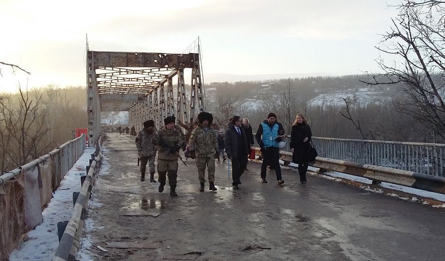 Глава регионального офиса Мониторинговой миссии ООН по правам человека в Украине Октам Газиев с представителями ЛНР на КПП Станица Луганская