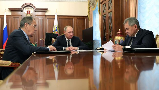 Владимир Путин, Сергей Шойгу и Сергей Лавров во время встречи в Кремле. 29 декабря 2016 Владимир Путин, Сергей Шойгу и Сергей Лавров во время встречи в Кремле. 29 декабря 2016