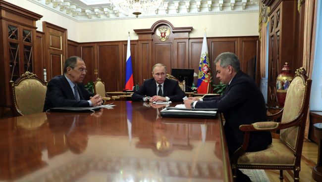 Владимир Путин, Сергей Шойгу и Сергей Лавров во время встречи в Кремле. 29 декабря 2016 Владимир Путин, Сергей Шойгу и Сергей Лавров во время встречи в Кремле. 29 декабря 2016