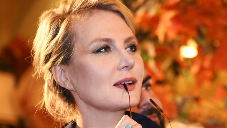 Актриса Рената Литвинова на открытии выставки Жизнь как кино в торговом центре ГУМ Актриса Рената Литвинова на открытии выставки Жизнь как кино в торговом центре ГУМ
