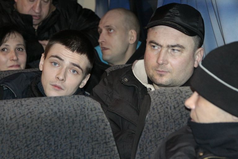 Возвращенные украинскими военными пленные ДНР и ЛНР в автобусе на окраине Горловки Донецкой области Возвращенные украинскими военными пленные ДНР и ЛНР в автобусе на окраине Горловки Донецкой области