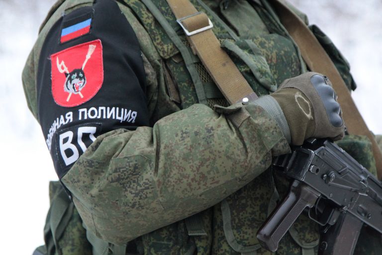 Сотрудник военной полиции ДНР на блок-посту на окраине Горловки Донецкой области, где произойдет обмен военнопленными между ДНР и Украиной Сотрудник военной полиции ДНР на блок-посту на окраине Горловки Донецкой области, где произойдет обмен военнопленными между ДНР и Украиной