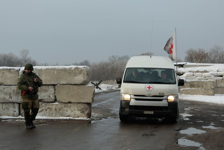 Автомобиль Красного креста на блок-посту на окраине Горловки Донецкой области, где произойдет обмен военнопленными между ДНР и Украиной Автомобиль Красного креста на блок-посту на окраине Горловки Донецкой области, где произойдет обмен военнопленными между ДНР и Украиной