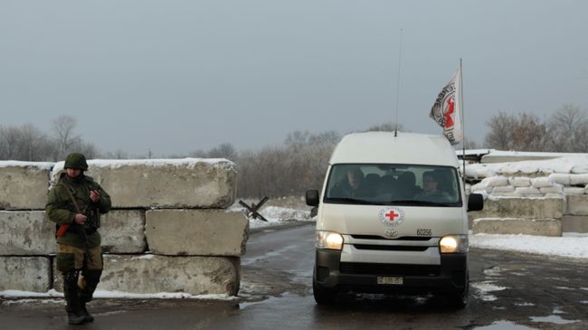 Автомобиль Красного креста на блок-посту на окраине Горловки Донецкой области Автомобиль Красного креста на блок-посту на окраине Горловки Донецкой области