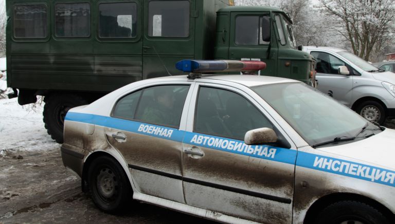 Военная автоинспекция на блок-посту на окраине Горловки Донецкой области, где произойдет обмен военнопленными между ДНР и Украиной