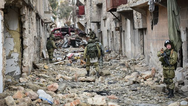 Военные инженеры ВС РФ во время работ по разминированию восточных районов Алеппо. Архивное фото Военные инженеры ВС РФ во время работ по разминированию восточных районов Алеппо. Архивное фото
