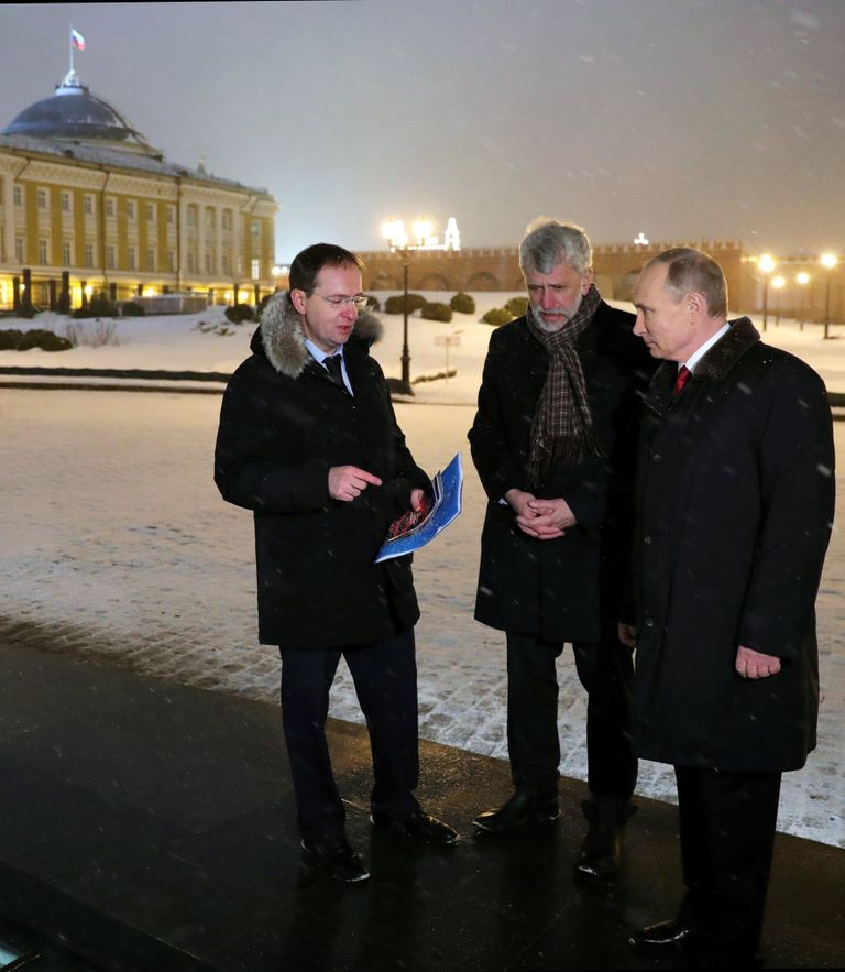 Президент РФ В. Путин осмотрел музей археологических раскопок Московского Кремля Президент РФ В. Путин осмотрел музей археологических раскопок Московского Кремля
