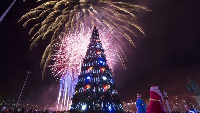 Праздничный фейерверк в честь наступления 2017. Архивное фото Праздничный фейерверк в честь наступления 2017. Архивное фото