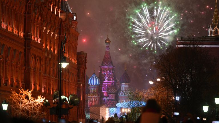 Праздничный салют во время празднования Нового года в Москве Праздничный салют во время празднования Нового года в Москве