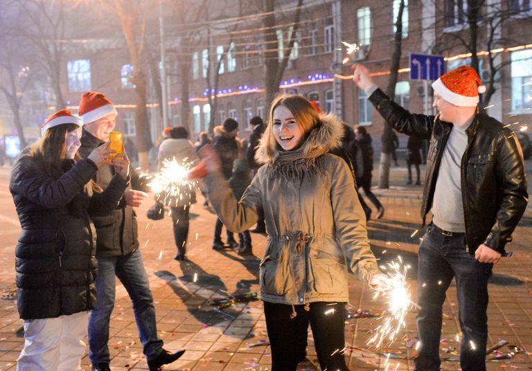 Местные жители во время встречи Нового 2017 года на Театральной площади в Краснодаре Местные жители во время встречи Нового 2017 года на Театральной площади в Краснодаре
