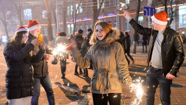 Местные жители во время встречи Нового 2017 года на Театральной площади в Краснодаре Местные жители во время встречи Нового 2017 года на Театральной площади в Краснодаре