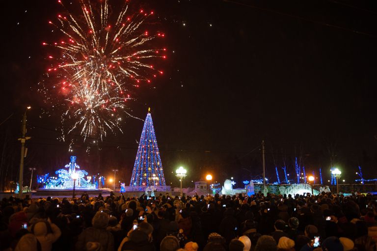 Праздничный фейерверк в честь наступления 2017 года на центральной площади в Томске Праздничный фейерверк в честь наступления 2017 года на центральной площади в Томске