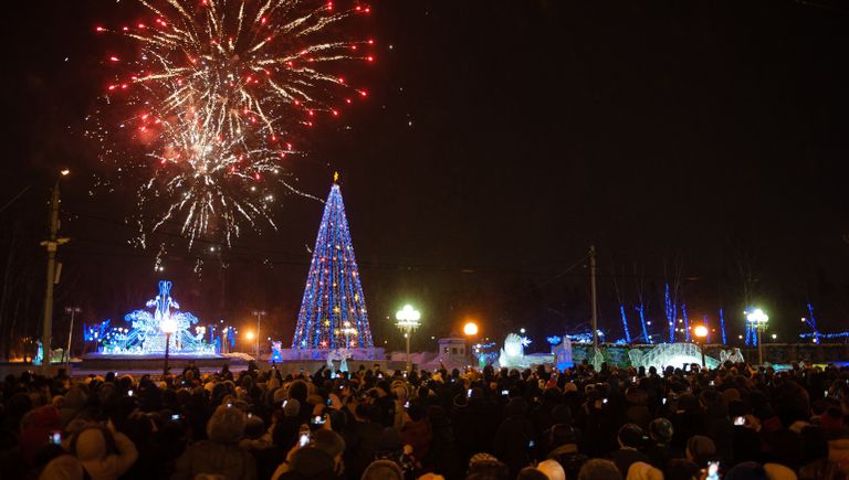 Праздничный фейерверк в честь наступления 2017 года на центральной площади в Томске Праздничный фейерверк в честь наступления 2017 года на центральной площади в Томске