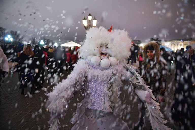Артист во время новогодних гуляний в Москве Артист во время новогодних гуляний в Москве