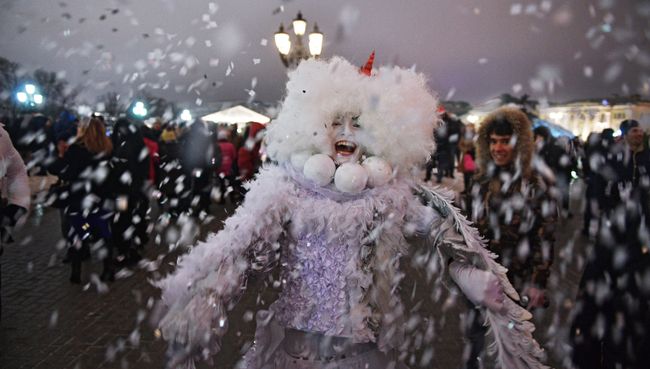 Артист во время новогодних гуляний в Москве. Архивное фото Артист во время новогодних гуляний в Москве. Архивное фото
