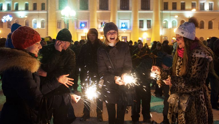 Местные жители во время встречи Нового 2017 года на центральной площади в Томске Местные жители во время встречи Нового 2017 года на центральной площади в Томске