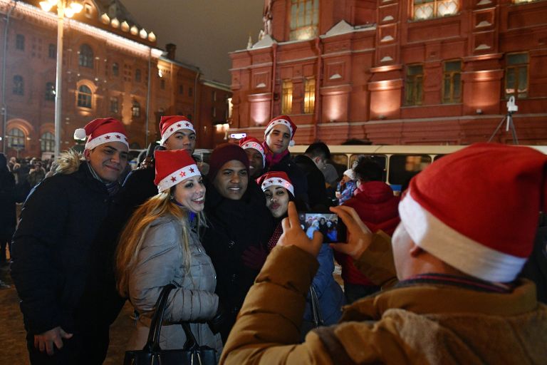 Горожане во время новогодних гуляний в Москве Горожане во время новогодних гуляний в Москве
