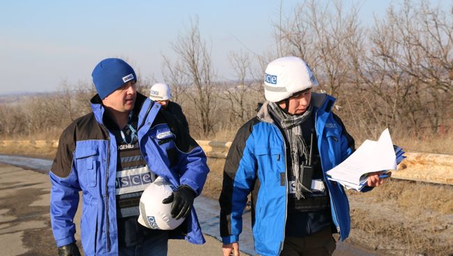 ОБСЕ мониторят участок у КПП Станица Луганская в Донбассе на наличие неразорвавшихся боеприпасов и мин ОБСЕ мониторят участок у КПП Станица Луганская в Донбассе на наличие неразорвавшихся боеприпасов и мин