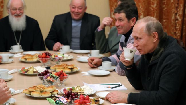 Президент РФ Владимир Путин во время беседы с рыбаками после Рождественского богослужения в Свято-Юрьевом монастыре в Новгородской области. Президент РФ Владимир Путин во время беседы с рыбаками после Рождественского богослужения в Свято-Юрьевом монастыре в Новгородской области.