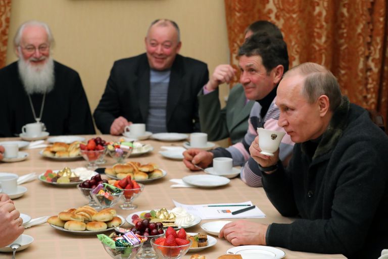 Президент РФ Владимир Путин во время беседы с рыбаками после Рождественского богослужения в Свято-Юрьевом монастыре в Новгородской области Президент РФ Владимир Путин во время беседы с рыбаками после Рождественского богослужения в Свято-Юрьевом монастыре в Новгородской области