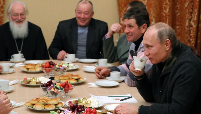 Президент РФ Владимир Путин во время беседы с рыбаками после Рождественского богослужения в Свято-Юрьевом монастыре в Новгородской области Президент РФ Владимир Путин во время беседы с рыбаками после Рождественского богослужения в Свято-Юрьевом монастыре в Новгородской области