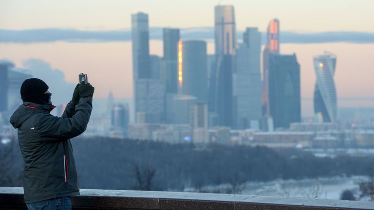 Мужчина на смотровой площадке в морозный день Мужчина на смотровой площадке в морозный день
