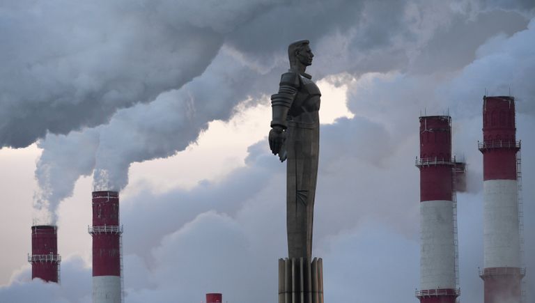 Клубы пара от ТЭЦ-20 в морозный день в Москве. На первом плане - памятник космонавту Юрию Гагарину Клубы пара от ТЭЦ-20 в морозный день в Москве. На первом плане - памятник космонавту Юрию Гагарину