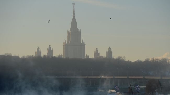 Вид на главное здание МГУ на Воробьевых горах с Пушкинской набережной. Архивное фото Вид на главное здание МГУ на Воробьевых горах с Пушкинской набережной. Архивное фото