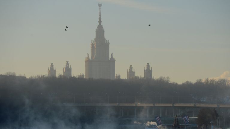 Вид на главное здание МГУ на Воробьевых горах с Пушкинской набережной Вид на главное здание МГУ на Воробьевых горах с Пушкинской набережной