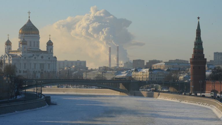 Москва-река и Кремлевская набережная в Москве в морозный день Москва-река и Кремлевская набережная в Москве в морозный день