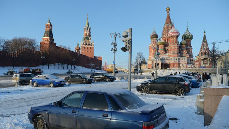 Парковка на площади Васильевский спуск в Москве Парковка на площади Васильевский спуск в Москве