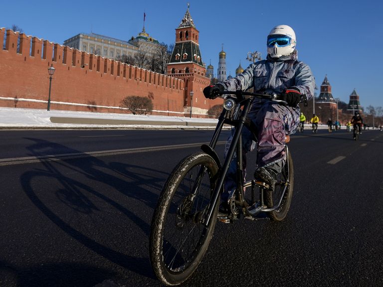 Участник Второго зимнего Московского Велопарада возле Красной площади Участник Второго зимнего Московского Велопарада возле Красной площади